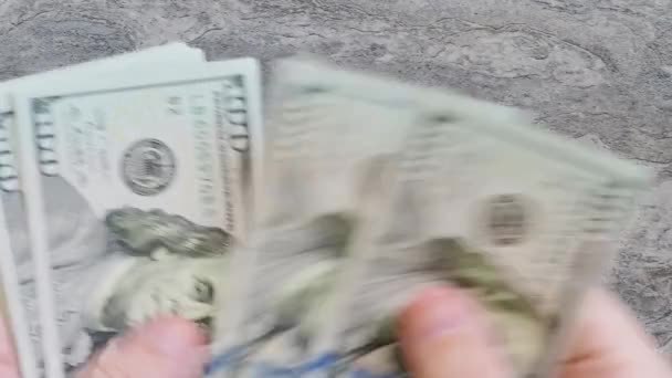 Zählen Den Händen 100 Dollar Banknoten Des Neuen Modells — Stockvideo