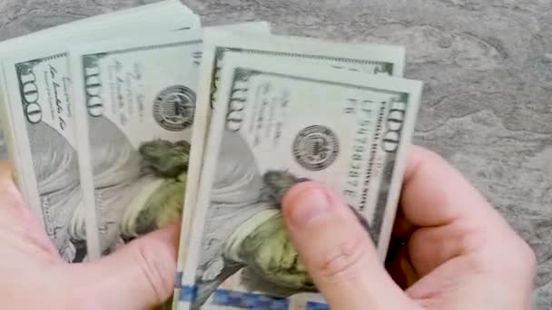 Liczenie Ręku 100 Banknotów Dolarowych Nowego Modelu — Wideo stockowe
