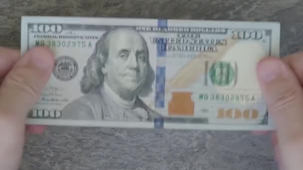 Menghitung Tangan 100 Dolar Uang Kertas Dari Model Baru — Stok Video