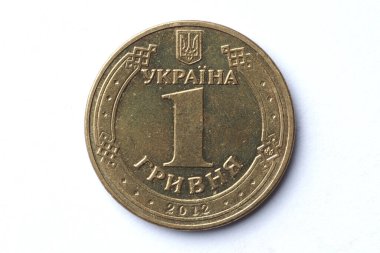 2012 Ukrayna 1 Hryvnia madeni parasının tersi, dolaşımda ve küçük çizikler ve çizikler var, beyaz arka planda yakın plan