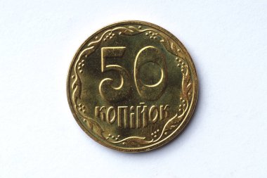 2009 Ukrayna yapımı 50 kopeklik bozuk para. Dolaşımda ve küçük çizikler ve çizikler var. Beyaz arka planda yakın plan.