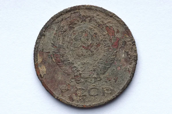 1961年苏联20克朗硬币的背面 这种硬币在流通中 有很大的磨损 锈蚀和划伤 背景为白色 — 图库照片