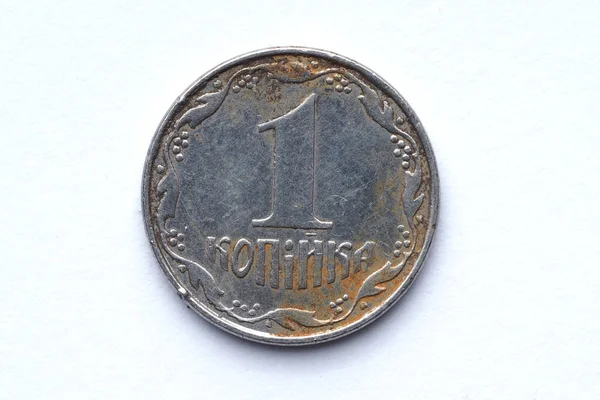 2008年乌克兰1克朗硬币的正面 它在流通中 有很大的磨损 锈蚀和划伤 背景为白色 — 图库照片