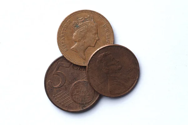 Monedas Pequeñas Europeas Inglesas Americanas Primer Plano Sobre Fondo Blanco —  Fotos de Stock
