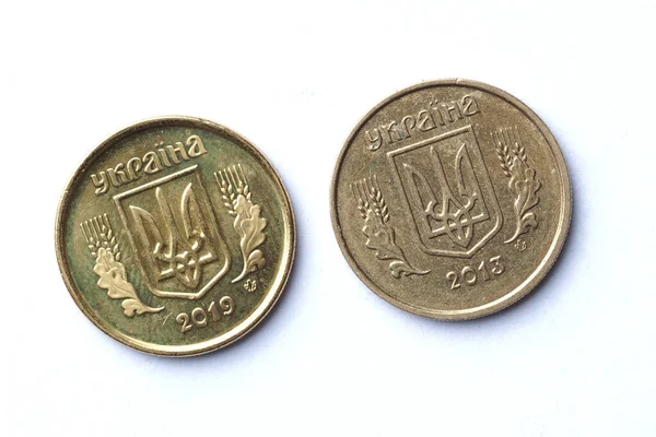 2019年 2013年乌克兰10克朗硬币的背面 它在流通中 有小的擦伤和划伤 背景为白色 — 图库照片