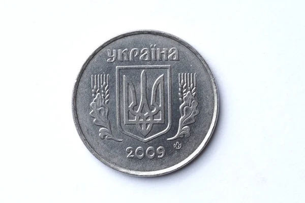 2009年乌克兰一枚5库匹硬币的背面 它在流通中 有小擦伤和划伤 背景是白色的 — 图库照片