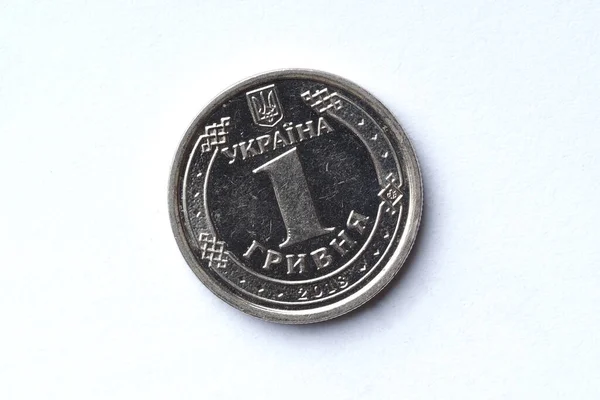 2018 우크라이나 헤르베 동전의 뒷면은 유통되고 긁개가 있으며 배경에 클로즈업되어 — 스톡 사진