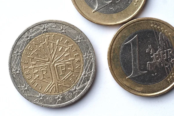 Κέρματα Του Ενός Και Των Δύο Ευρώ Λευκό Φόντο — Φωτογραφία Αρχείου