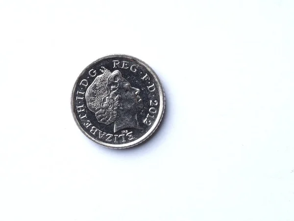 2012年一枚流通的英国五便士硬币的正面 有一些轻微的擦伤和划伤 背景为白色 — 图库照片