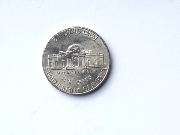 2015年美国一枚5美分硬币的背面 有轻微的擦伤和划伤 背景为白色 — 图库照片