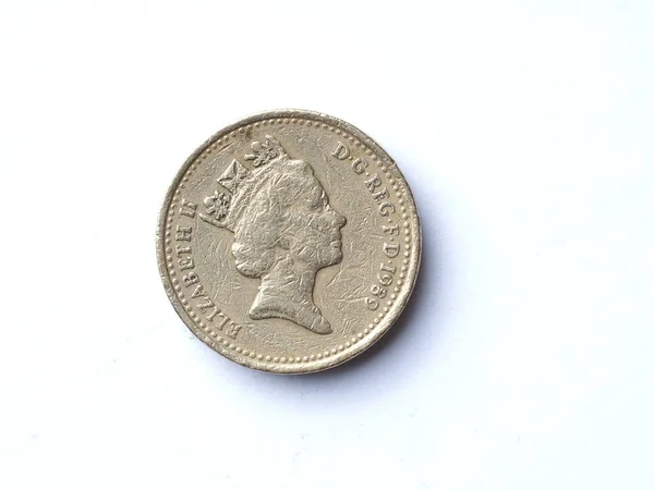 1989年英国一枚一英镑硬币的正面 在白色背景上有轻微的擦伤和划伤 — 图库照片