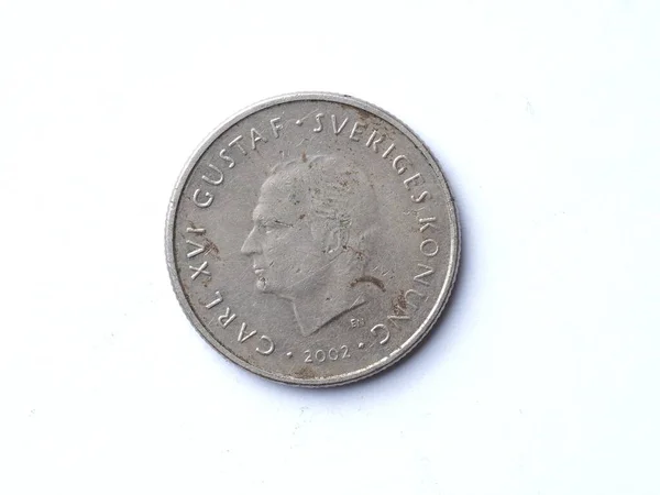 2002年瑞典一克朗硬币的正面 它曾被使用过 有轻微的擦伤和划伤 背景为白色 — 图库照片