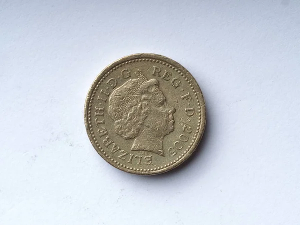 2005年英国一枚一英镑硬币的正面是白色背景的特写 它曾被使用过 有轻微的擦伤和划伤 — 图库照片