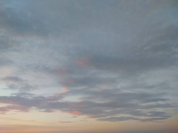 Серо Оранжевые Облака Освещенные Лучами Заходящего Солнца Которые Покрыли Небо — стоковое фото