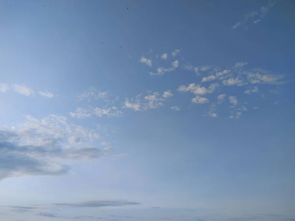 Светлые Прозрачные Облака Развеваемые Ветром Над Голубым Небом — стоковое фото