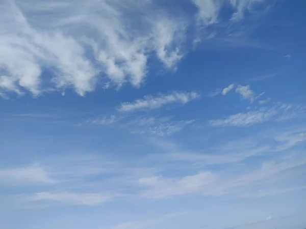 Светлые Прозрачные Облака Развеваемые Ветром Над Голубым Небом — стоковое фото