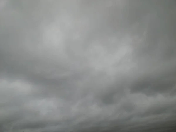 Летнее Небо Покрытое Серыми Облаками Перед Дождем — стоковое фото