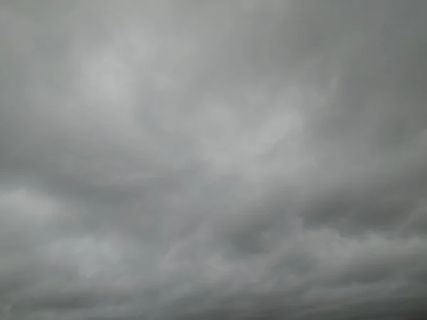 Nyári Borított Szürke Felhők Eső Előtt — Stock Fotó