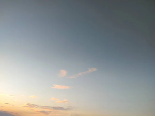 Светлые Облака Освещенные Лучами Заходящего Солнца — стоковое фото
