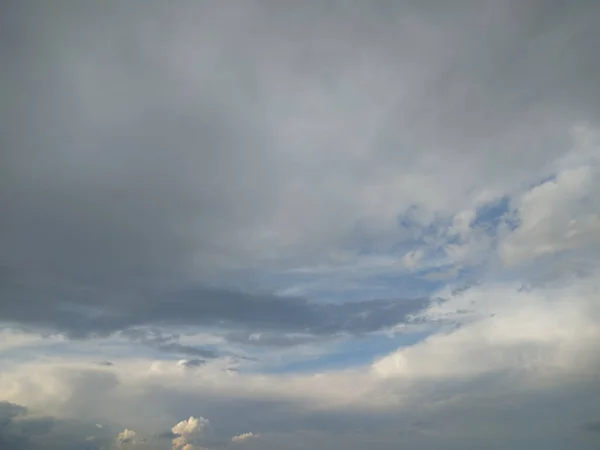 Небо Облаками После Дождя Полосой Голубого Неба — стоковое фото