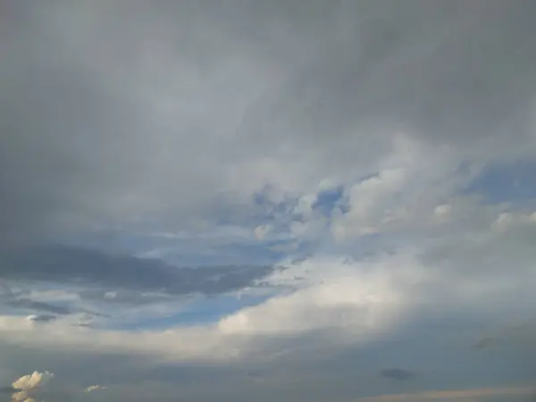 Небо Облаками После Дождя Полосой Голубого Неба — стоковое фото