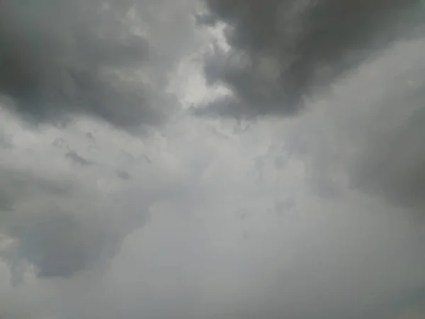 Yaz Gökyüzü Yağmurdan Önce Gri Bulutlarla Kaplıydı — Stok fotoğraf