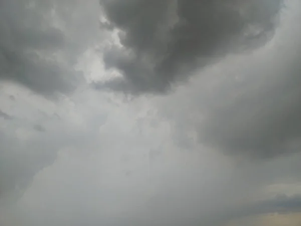 Sommerhimmel Bedeckt Mit Grauen Wolken Vor Regen — Stockfoto