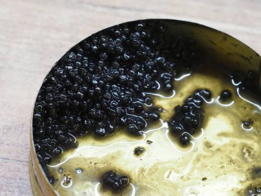 Teneke kutuda siyah mersin balığı havyarı kalıntıları.