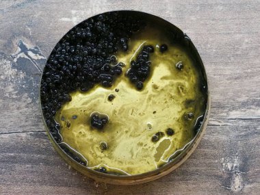 Teneke kutuda siyah mersin balığı havyarı kalıntıları.