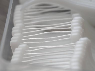 Ferahlatıcı diş ipiyle yakın plan kürdan kutusu