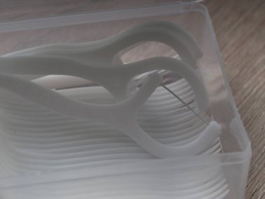 Ferahlatıcı diş ipiyle yakın plan kürdan kutusu