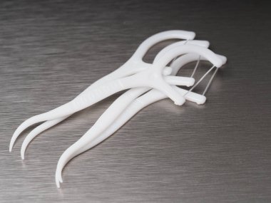 Metal arka planda ferahlatıcı diş ipiyle yakın plan kürdanı