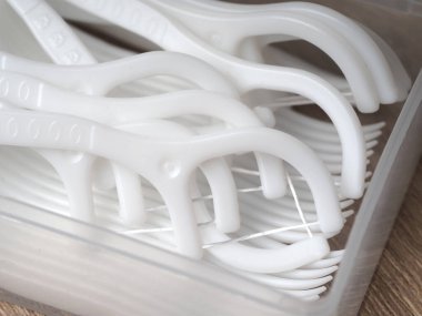 Ferahlatıcı diş ipiyle yakın plan kürdan kutusu