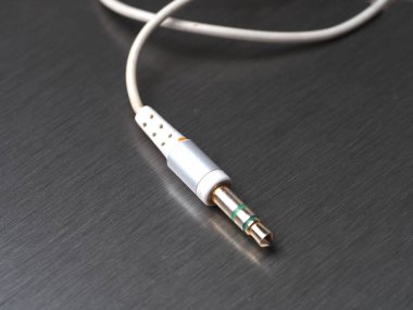 Metal arka planda 3.5 mm ses krikoyu