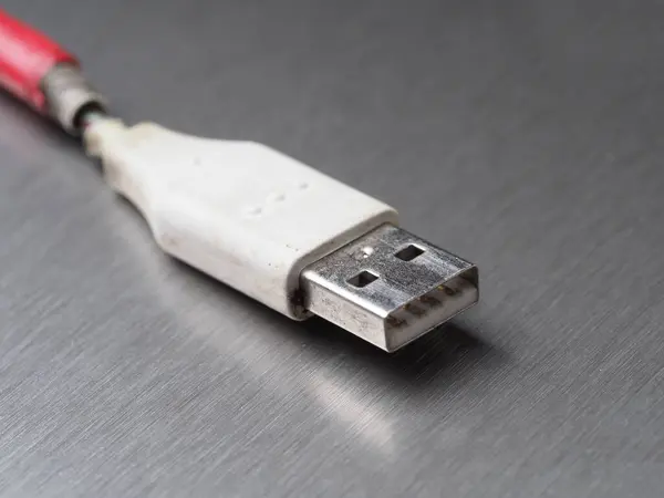 Broken Old White Usb Type Cable Metal Background Close — Stock Photo, Image