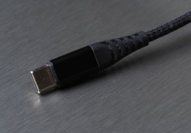 Metal arka planda siyah usb tip c kablosu