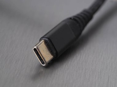 Metal arka planda siyah usb tip c kablosu