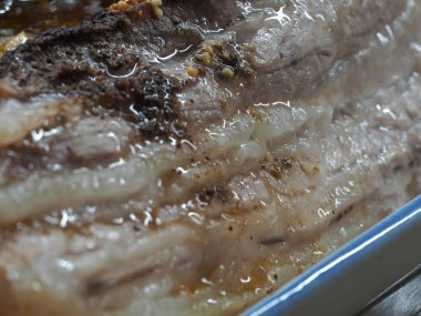 Pişmiş domuz göbeği ve çeşitli baharatlar.