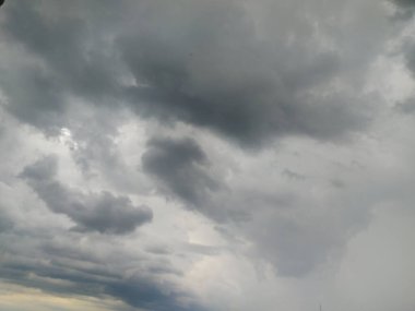 Bulutlar batan güneşin ışınlarıyla aydınlanır.