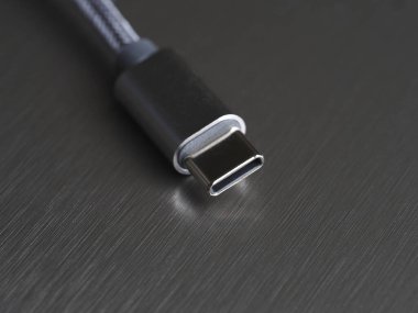 Metal arkaplanda usb tip c tıpası