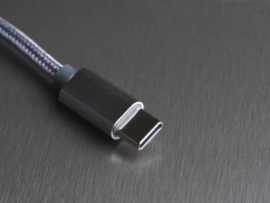 Metal arkaplanda usb tip c tıpası