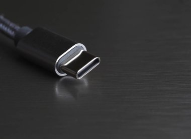 Metal arkaplanda usb tip c tıpası