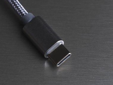 Metal arkaplanda usb tip c tıpası