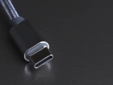 Metal arkaplanda usb tip c tıpası