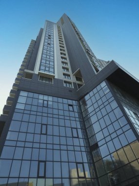 Modern mimari çizgiler. Mavi gökyüzünün arka planına karşı yeni inşa edilmiş yüksek binalar