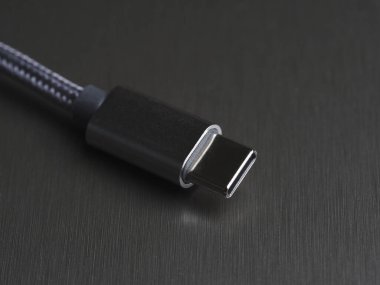 Koyu arkaplan üzerinde USB Tip-C kablosu, yakın plan, seçici odak