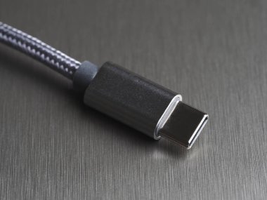 Koyu arkaplan üzerinde USB Tip-C kablosu, yakın plan, seçici odak