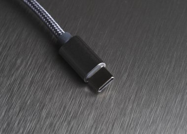 Koyu arkaplan üzerinde USB Tip-C kablosu, yakın plan, seçici odak