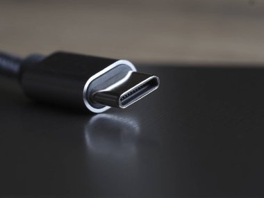 Koyu arkaplan üzerinde USB Tip-C kablosu, yakın plan, seçici odak
