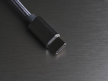 Koyu arkaplan üzerinde USB Tip-C kablosu, yakın plan, seçici odak